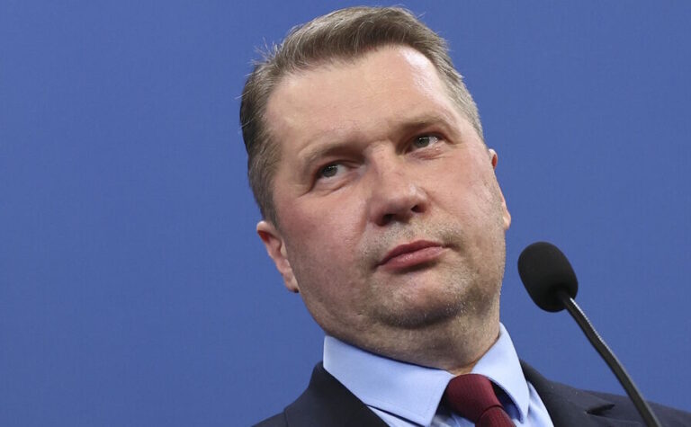Чарнек потребовал депортации после второго нарушения, а проект PiS привязал это к сроку в 24 месяца
