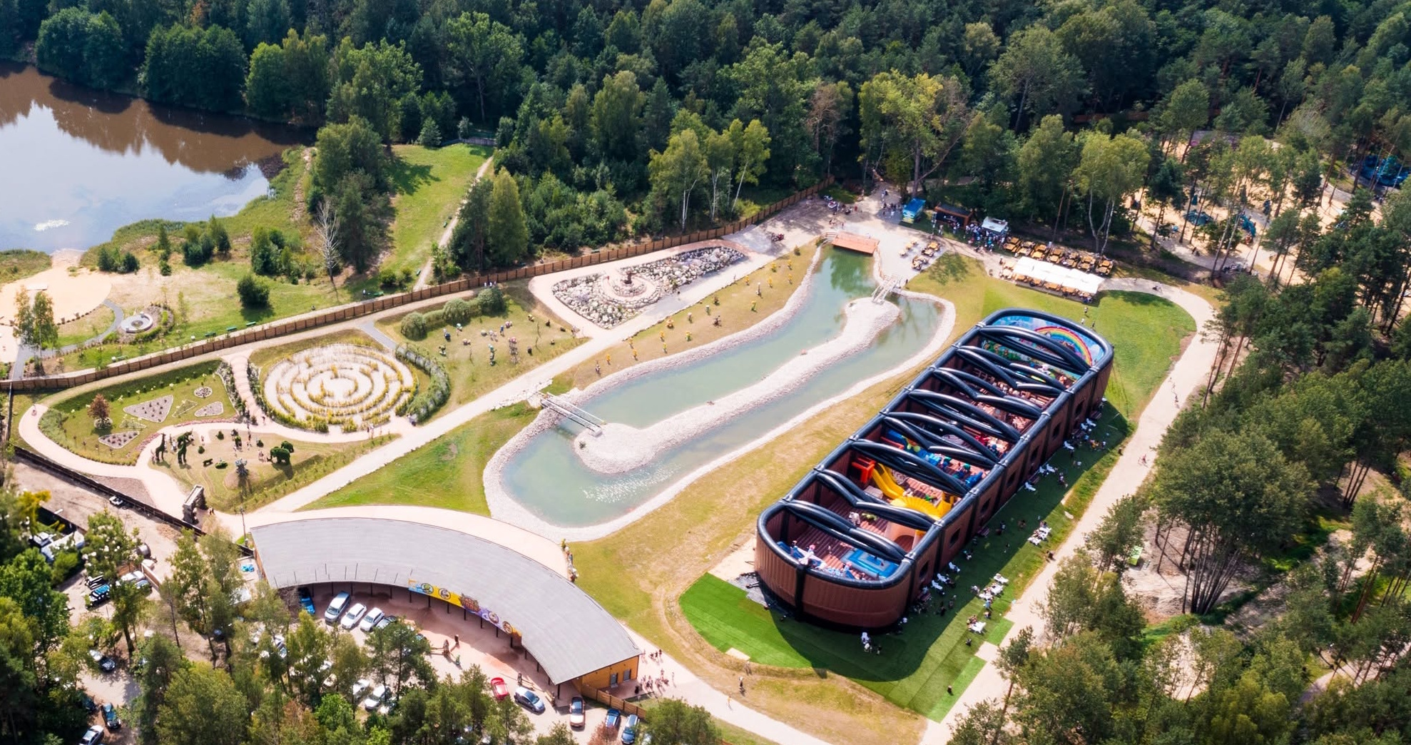У Скаржиско-Каменній працює Noe Park з надувним атракціоном, який занесений до Книги рекордів Гіннеса